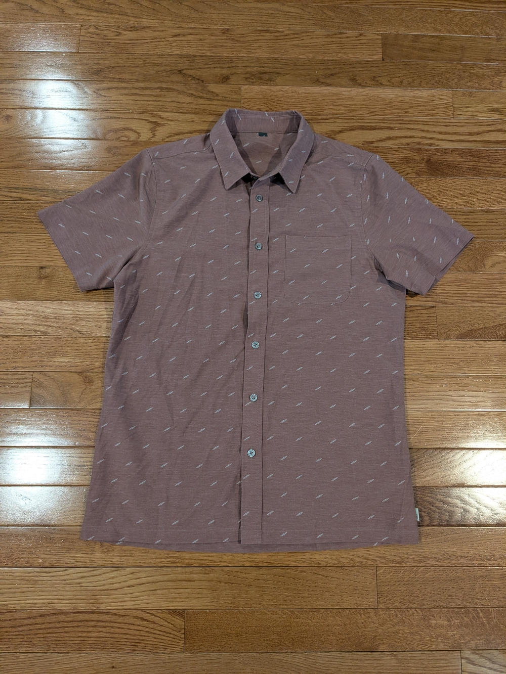 Vuori Short-Sleeve Button Down Shirt in Dusty Mauve with Subtle Dash Print Small